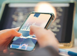 Anleger überprüft transparenten Prozess für Auszahlung und Geldtransfer